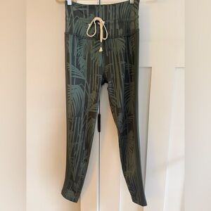 Beyond Yoga Luxe Tropical Palm Foliage Green Leggings High Waist Ankle M NWOT